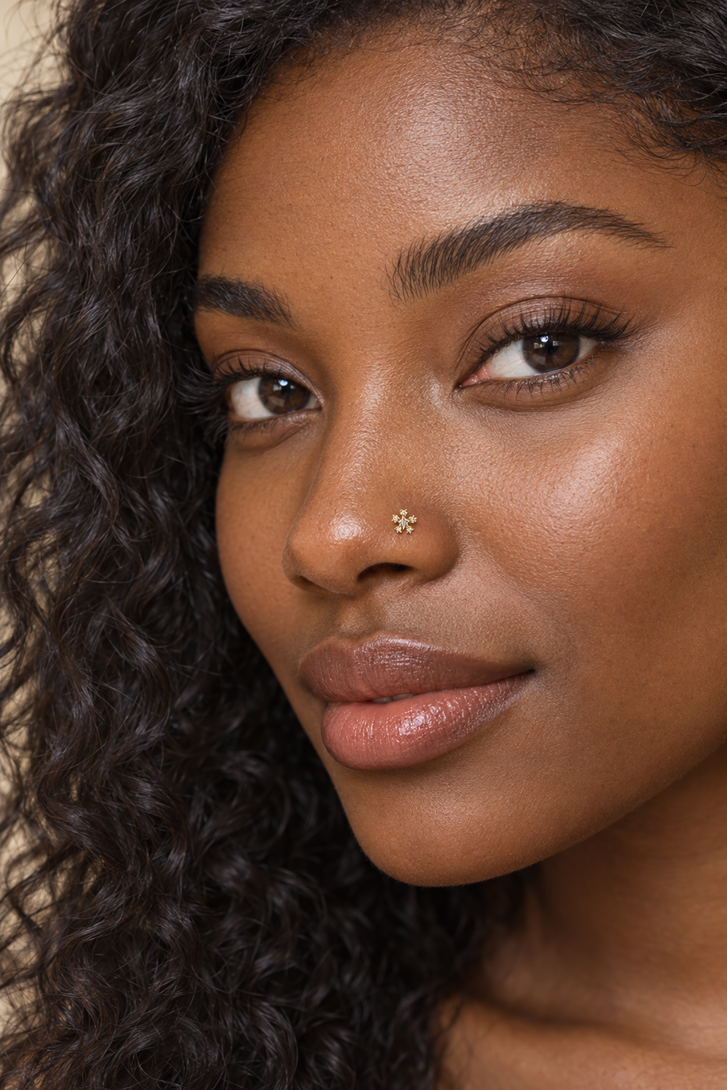 Model wearing JOAJOA 92 Star Flower L-Shape Nose Stud