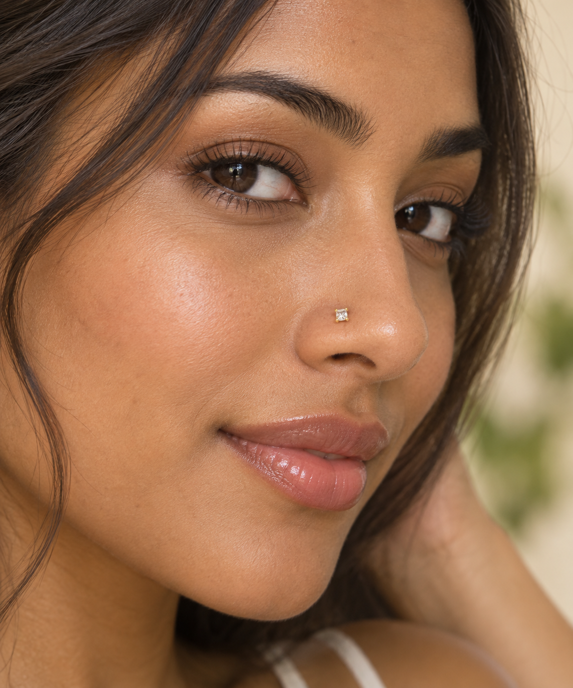 Model wearing JOAJOA 02N 2.5mm square crystal four-prong nose stud