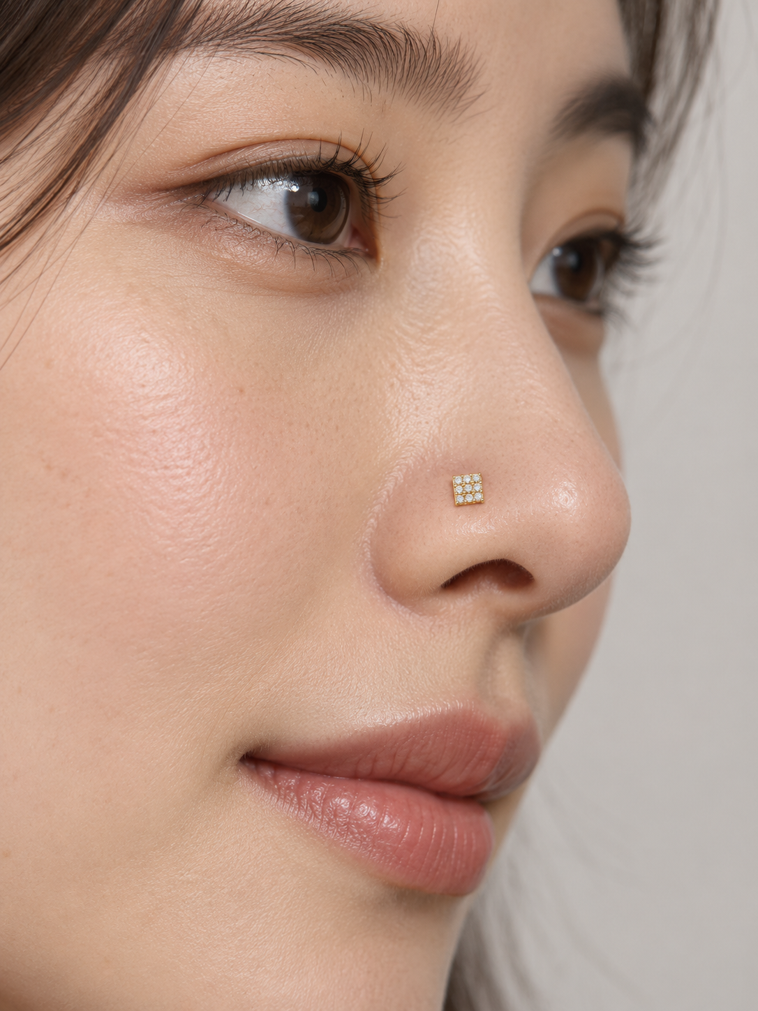 JOAJOA 127 gold 3x3 square ball tip nose stud wearing image