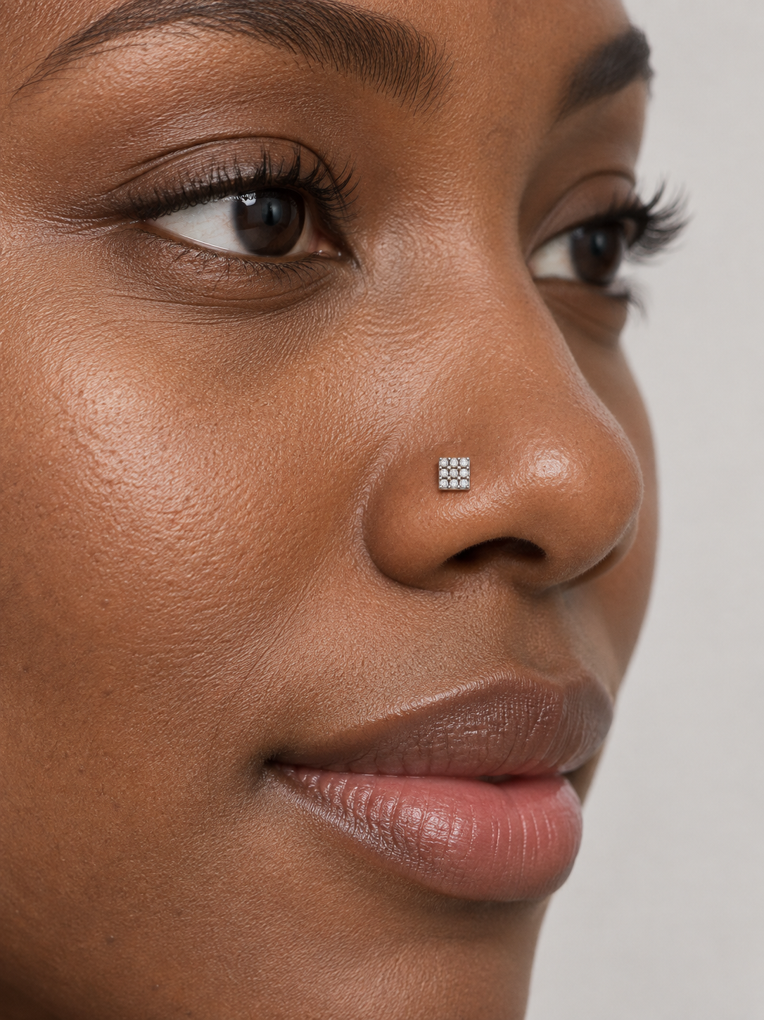 JOAJOA 127L silver 3x3 square L-shape nose stud wearing image