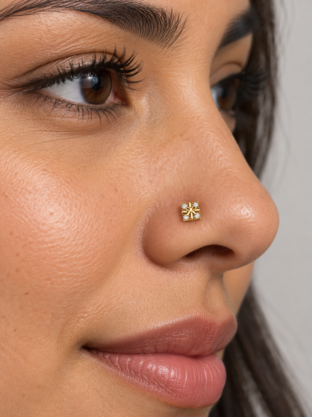 JOAJOA 128 gold present box ball tip nose stud wearing image