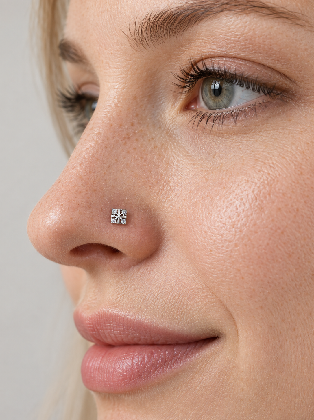 JOAJOA 128L silver present box L-shape nose stud wearing image