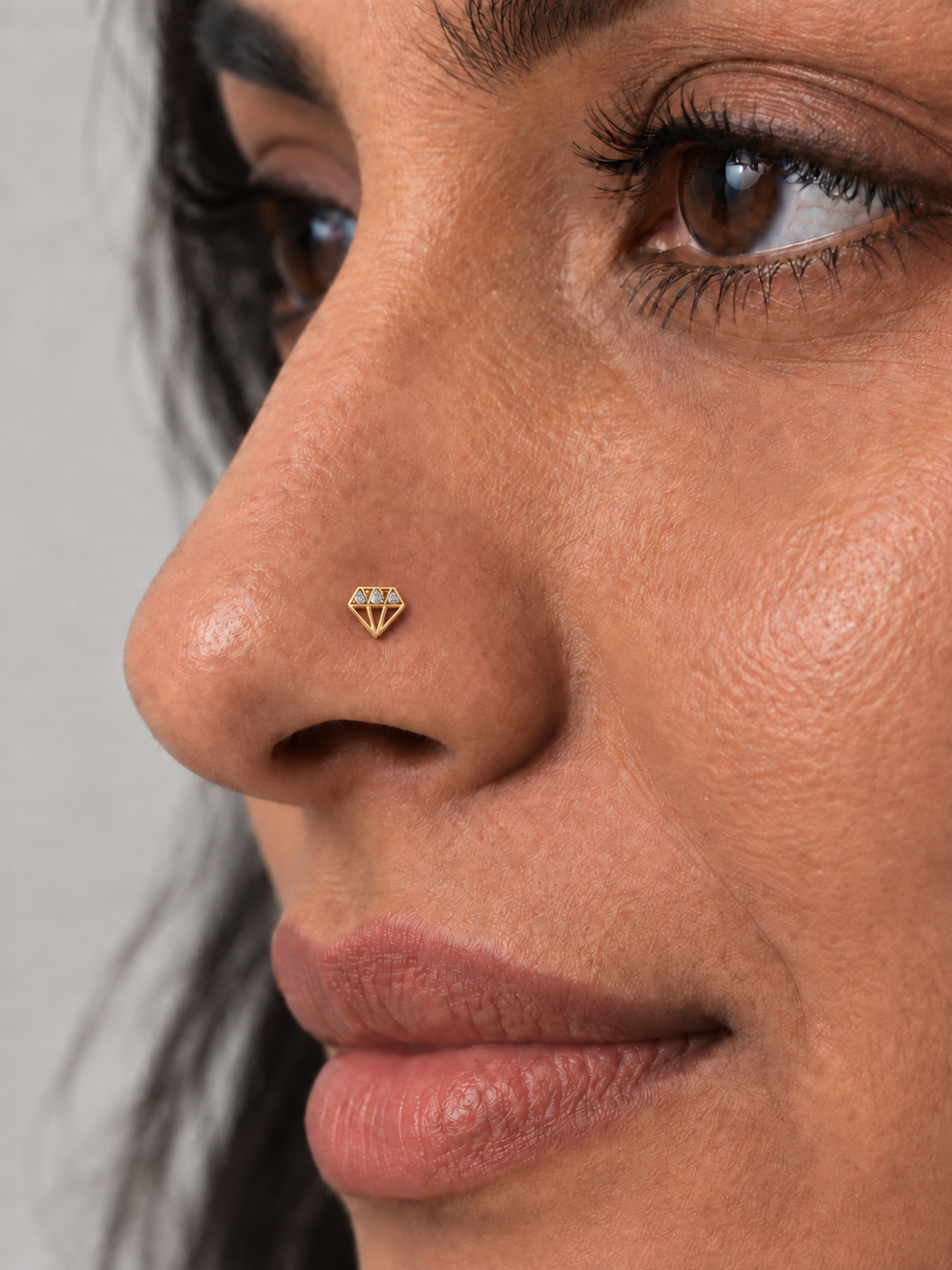 JOAJOA 129 gold diamond shape ball tip nose stud wearing image