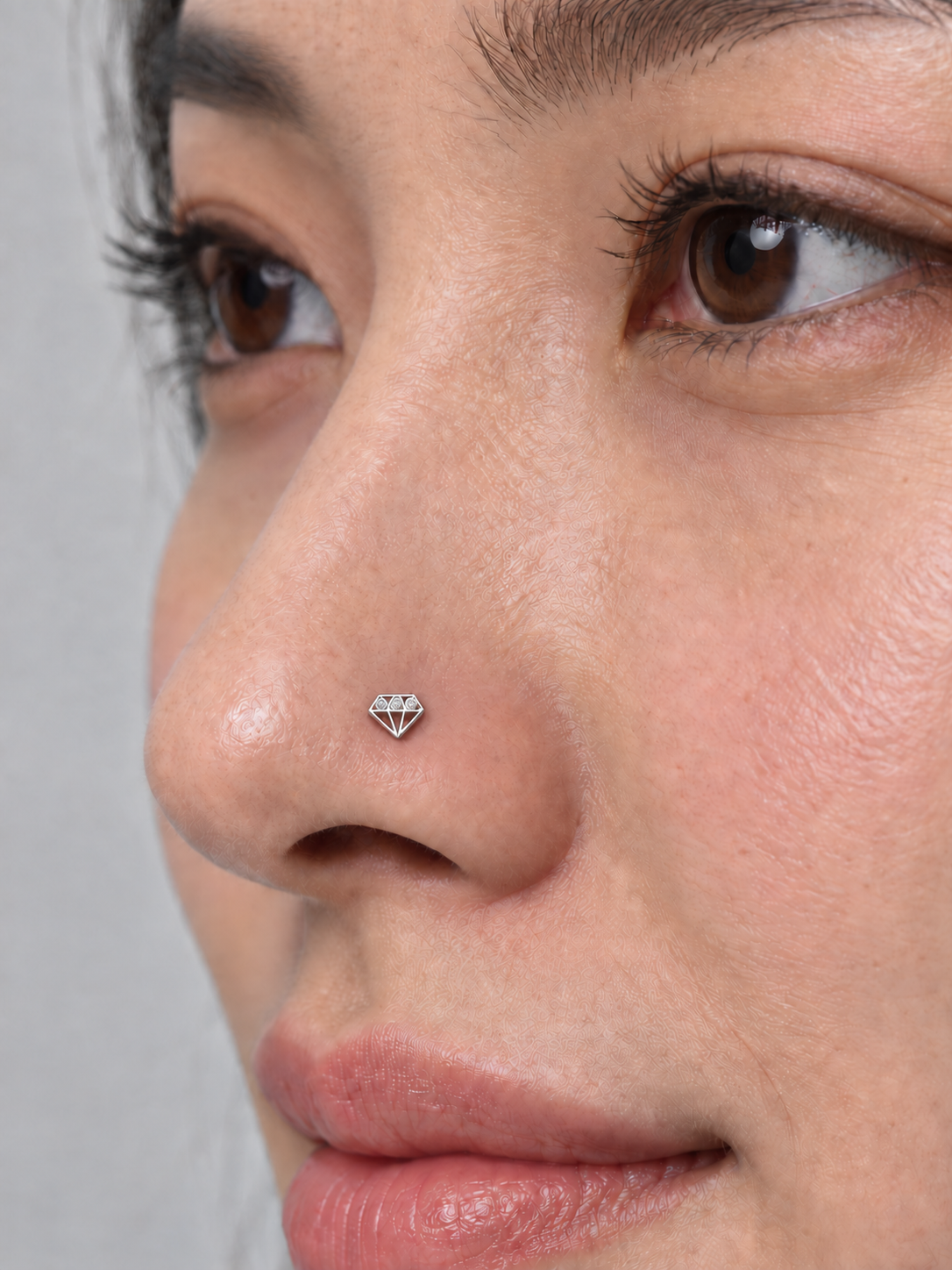 JOAJOA 129L silver diamond shape L-shape nose stud wearing image