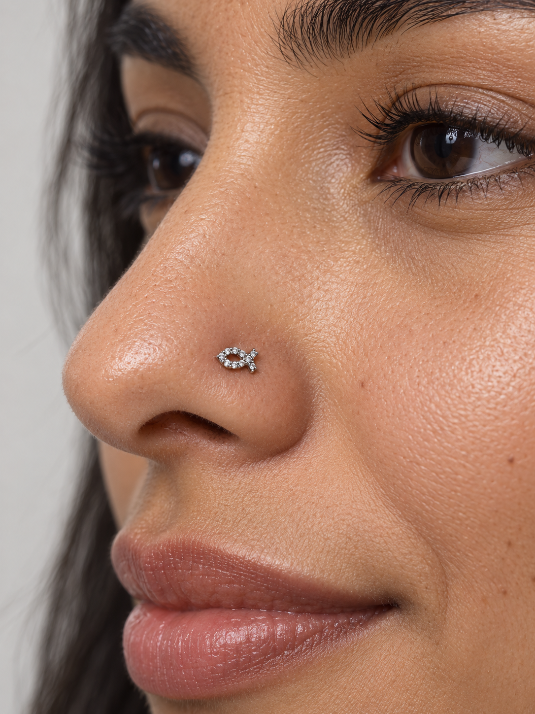 JOAJOA 130L silver ichthus fish L-shape nose stud wearing image