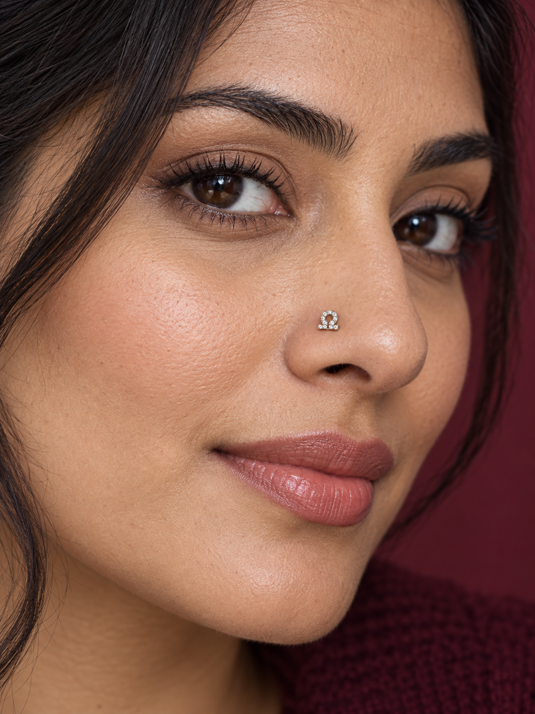 JOAJOA 131L silver Alpha Omega L-shape nose stud wearing image