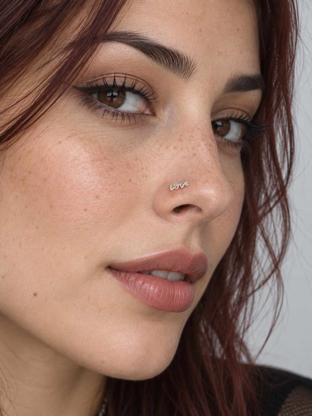 JOAJOA 138L silver graffiti love L-shape nose stud wearing image